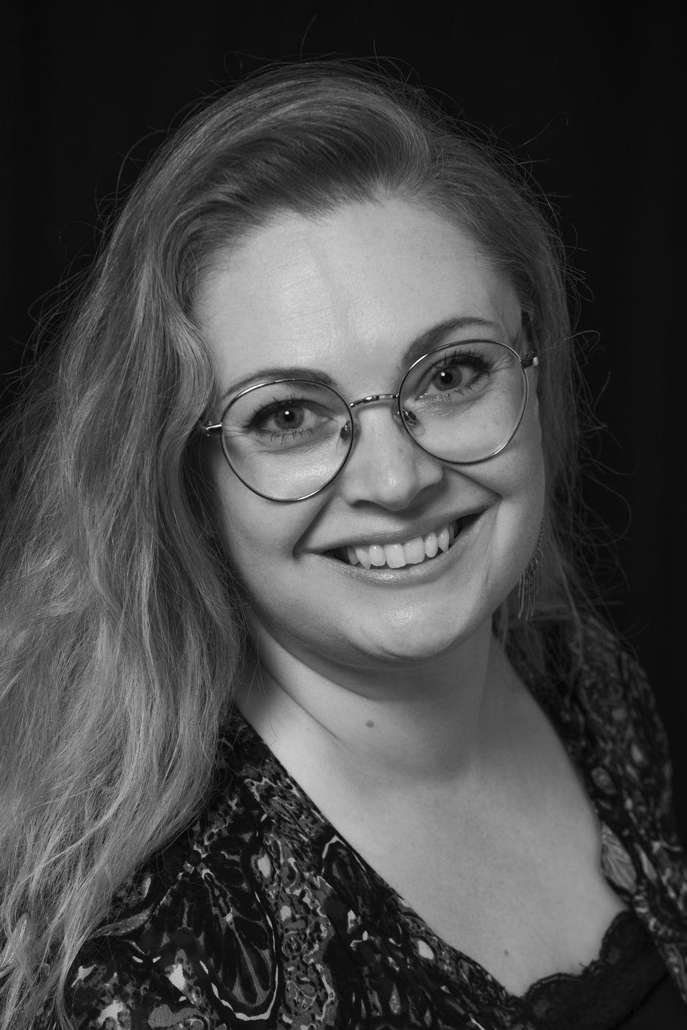 A black and white picture of Susanna Saarenpää smiling.