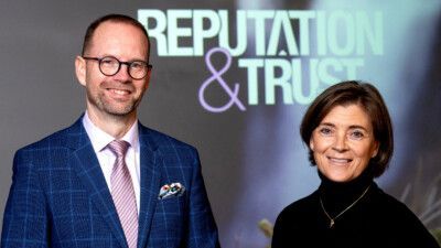 T-Median toimitusjohtaja Harri Leinikka vasemmalla ja Senior Advisor Nina Ehrnrooth oikealla. Takana Reoutation&Trust-logo.