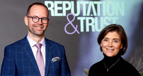 T-Median toimitusjohtaja Harri Leinikka vasemmalla ja Senior Advisor Nina Ehrnrooth oikealla. Takana Reoutation&Trust-logo.